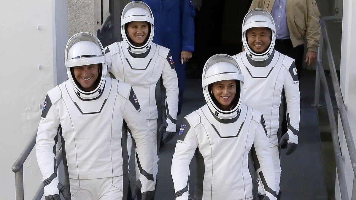 Astronauté se po pěti měsících na ISS vrátili na Zemi