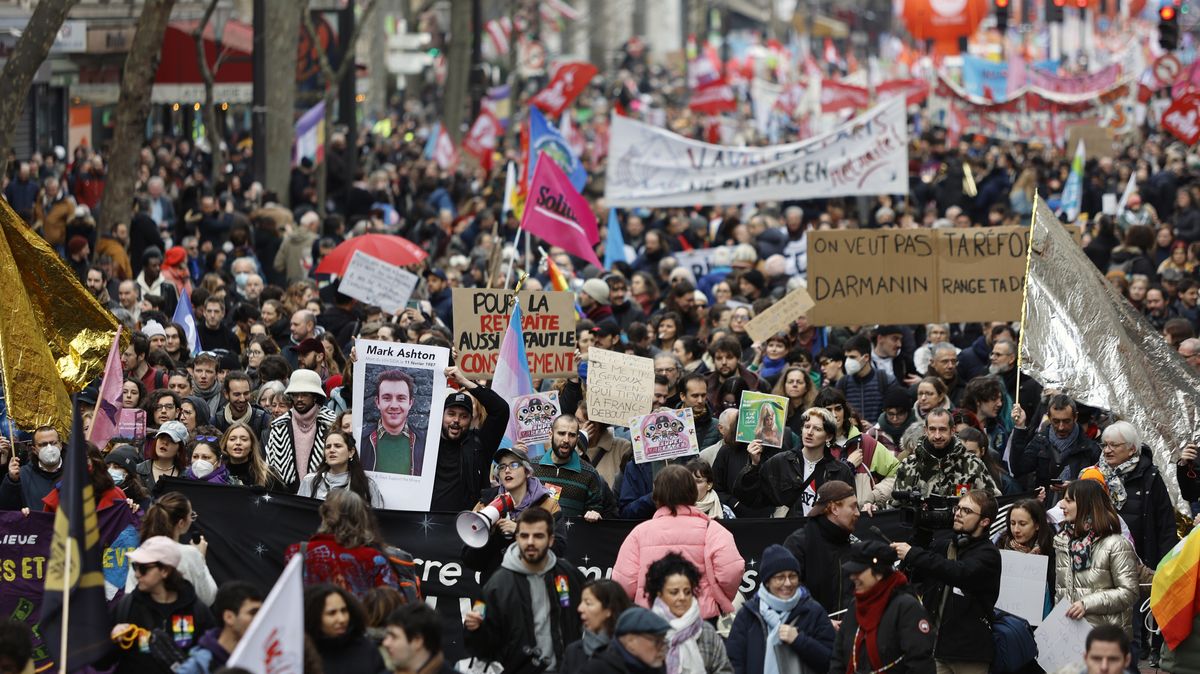 Francouzi znovu v ulicích. Proti penzijní reformě protestovalo skoro milion lidí