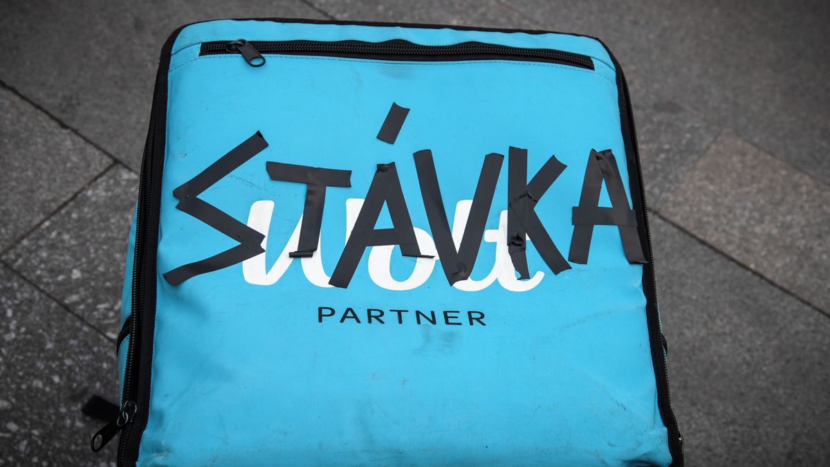 Kurýři rozvážek jídla stávkují