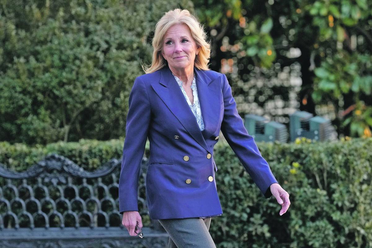 Jill Bidenová na trávníku u Bílého domu před cestou do vojenské nemocnice ve státě Maryland