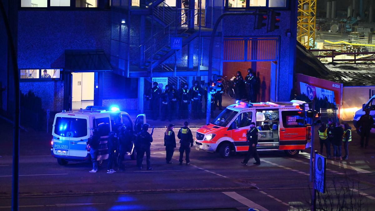 Německá policie na místě střelby v Hamburku zřejmě našla tělo pachatele
