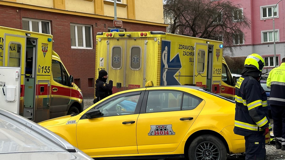 Taxi bez řidiče srazilo v Praze chodkyni. Mladá žena zemřela