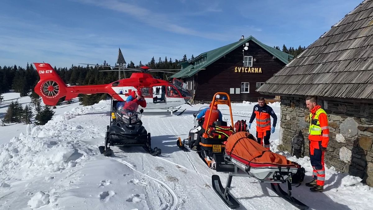 Horská služba zachraňovala muže zavaleného stromem a dva epileptiky
