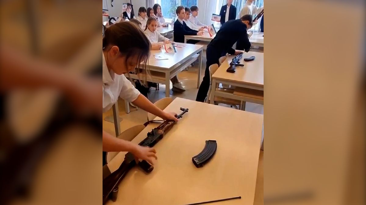 Krymští školáci se učí zacházet se zbraněmi