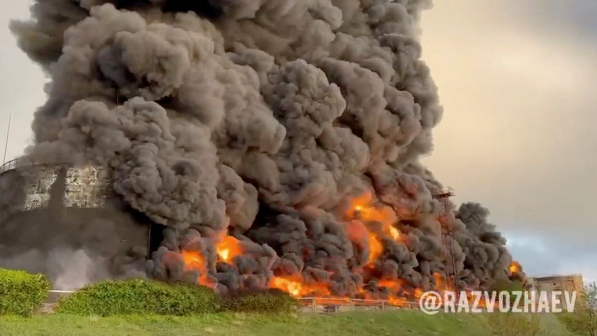 Obří požár v Sevastopolu. Na zásobník s palivem zřejmě zaútočil dron