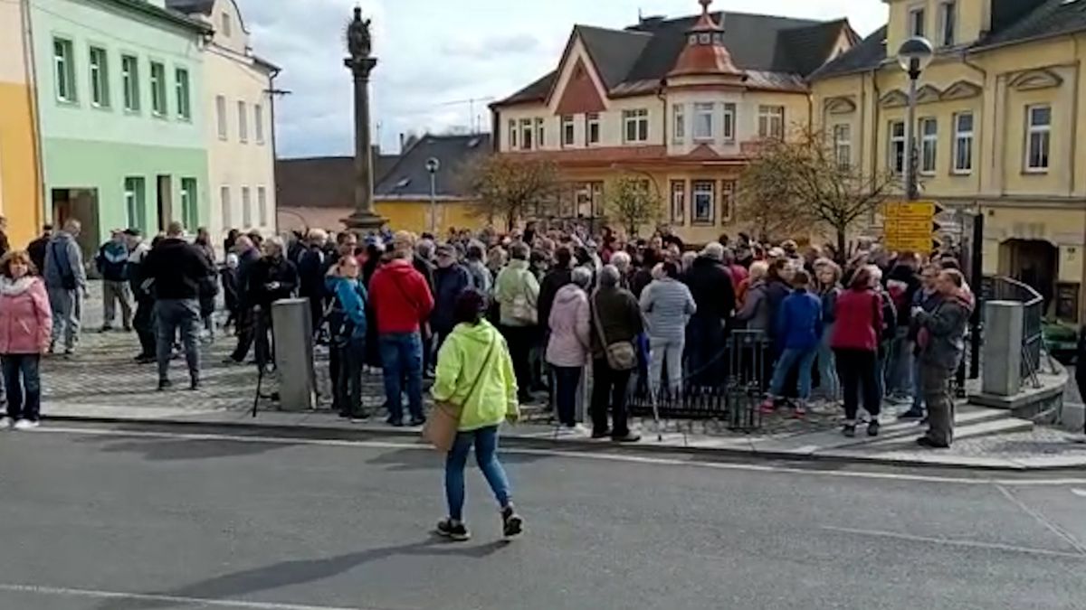 Protest před radnicí v Lubech: Lidé se bouří kvůli desetitisícovým doplatkům za teplo