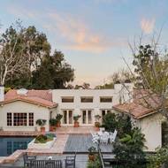 Dům ze tří stran mezi sebou svírá terasu s bazénem.