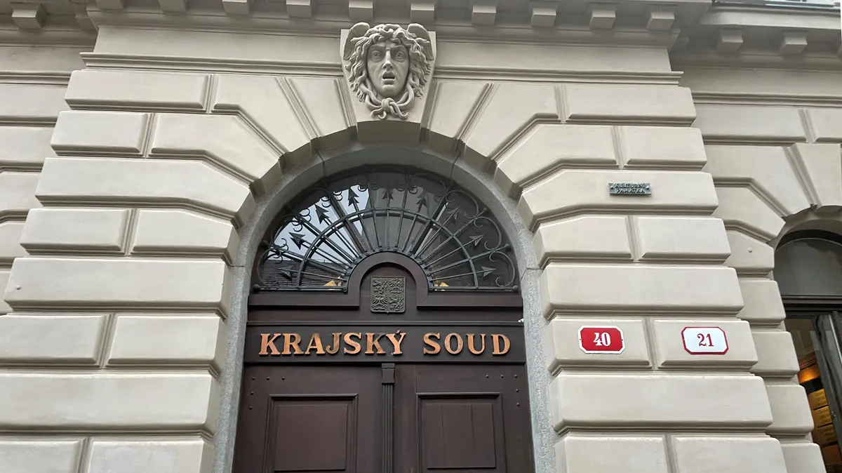 Sex a drogy. Za orgie se školačkami v budově finan