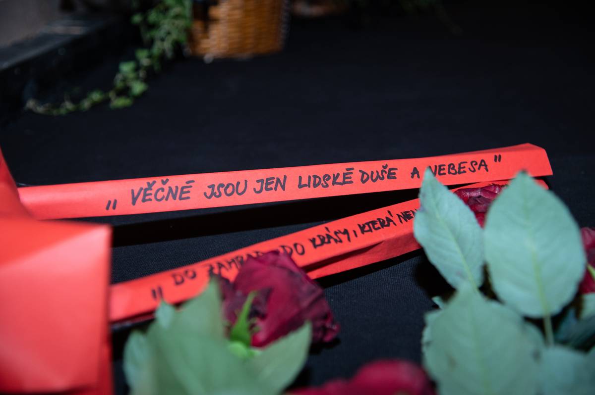 „Věčné jsou jen lidské duše a nebesa,“ motto na jednom z věnců.