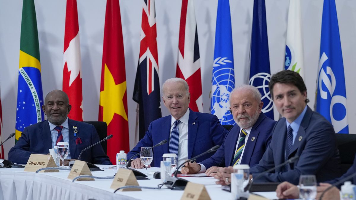 Lídři G7 vyzvali Čínu k tlaku na Rusko, na summit přijel Zelenskyj