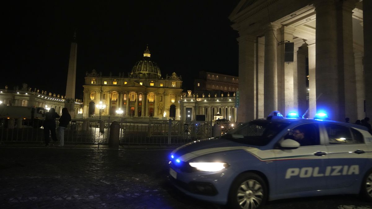 Vatikánští četníci stříleli na auto, proniklo až k Apoštolskému paláci