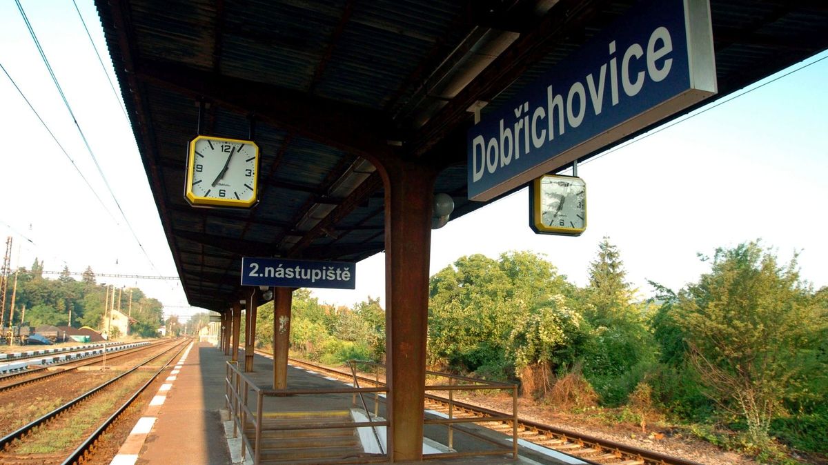Porucha na trakčním vedení komplikuje provoz vlaků mezi Prahou a Berounem