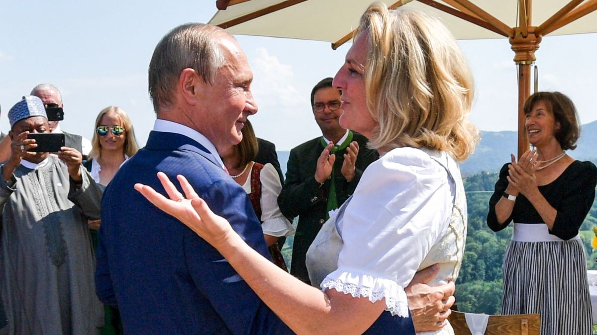 Valčík s Putinem? Klidně bych si ho střihla znovu, říká rakouská exministryně