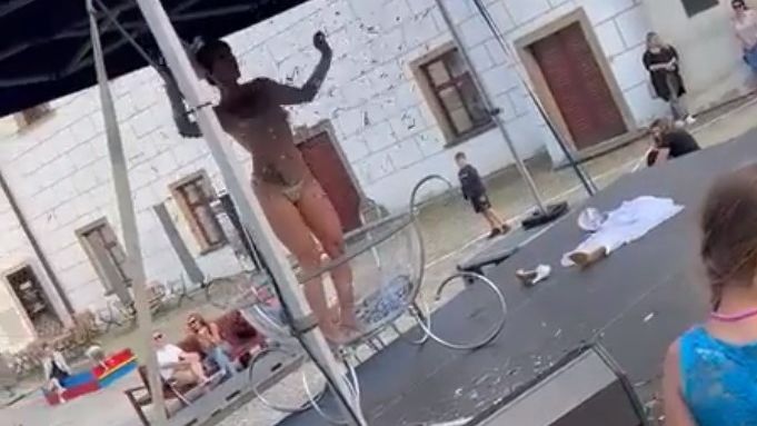 Před dětmi se v Třebíči kroutila téměř nahá žena. Akce zajímá policii