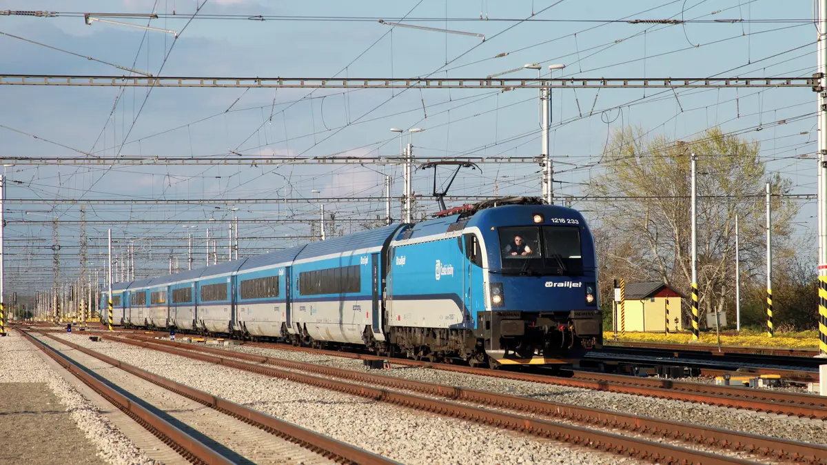 Hlavní železniční koridor na Polsko a Slovensko zastavilo vykolejení vlaku