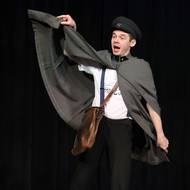 Macháčkův Listonoš hraje, zpívá i tančí.