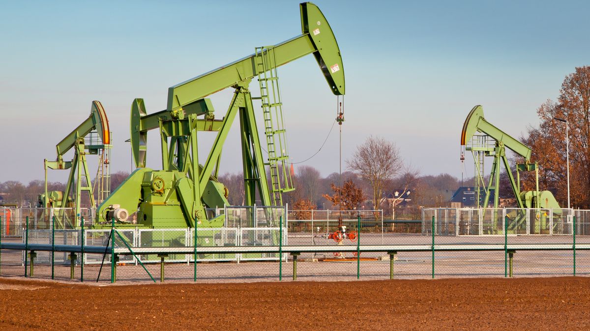 IEA: Výhled ekonomiky omezí od příštího roku další růst poptávky po ropě