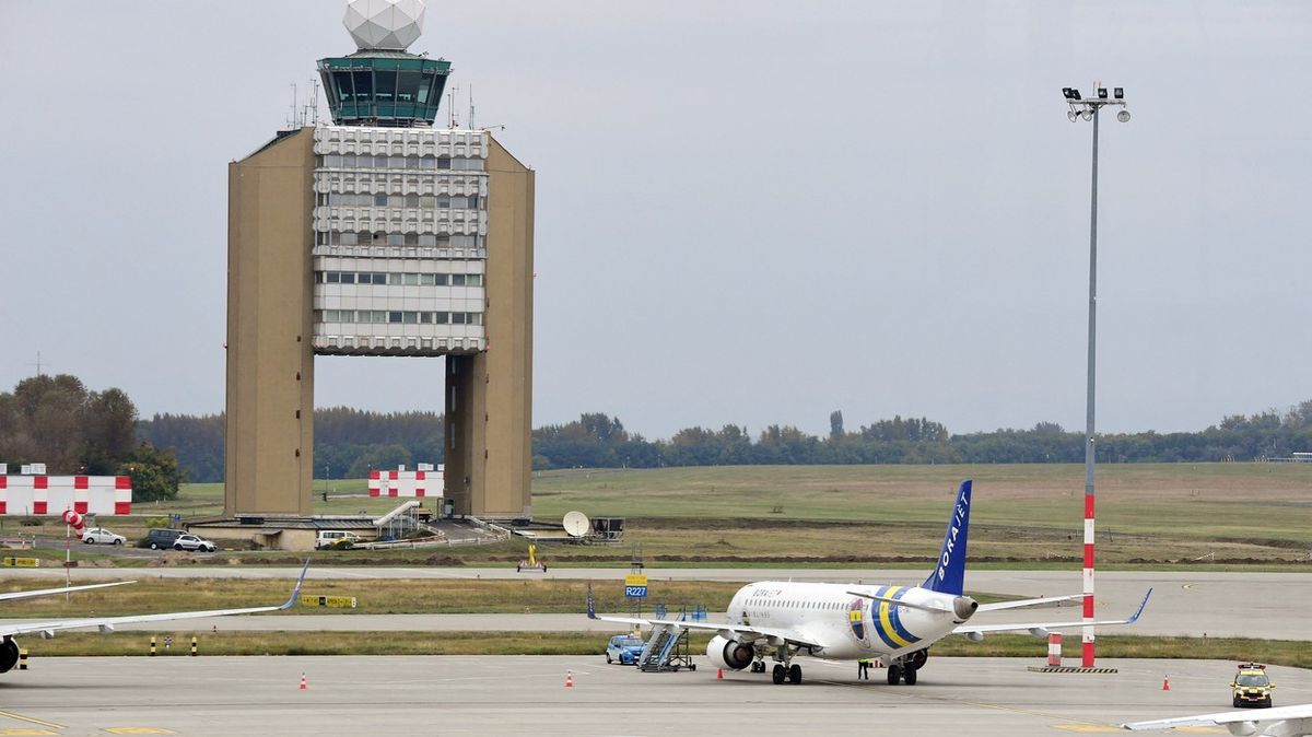 Letadlo muselo nouzově přistát v Budapešti, na palubě zemřelo 11leté dítě