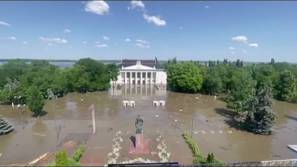 Foto: Kachovská přehrada po zničení zaplavuje okolní města