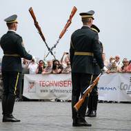 Při normálních slavnostních akcích takovéto prohazování zbraní stráže nepředvádí. Na Drillfestu tak diváci mohou vidět to nejlepší co stráže umí