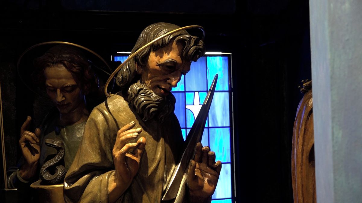 Na Staroměstský orloj se vrátily sochy tří apoštolů. Prošly opravou za 35 tisíc