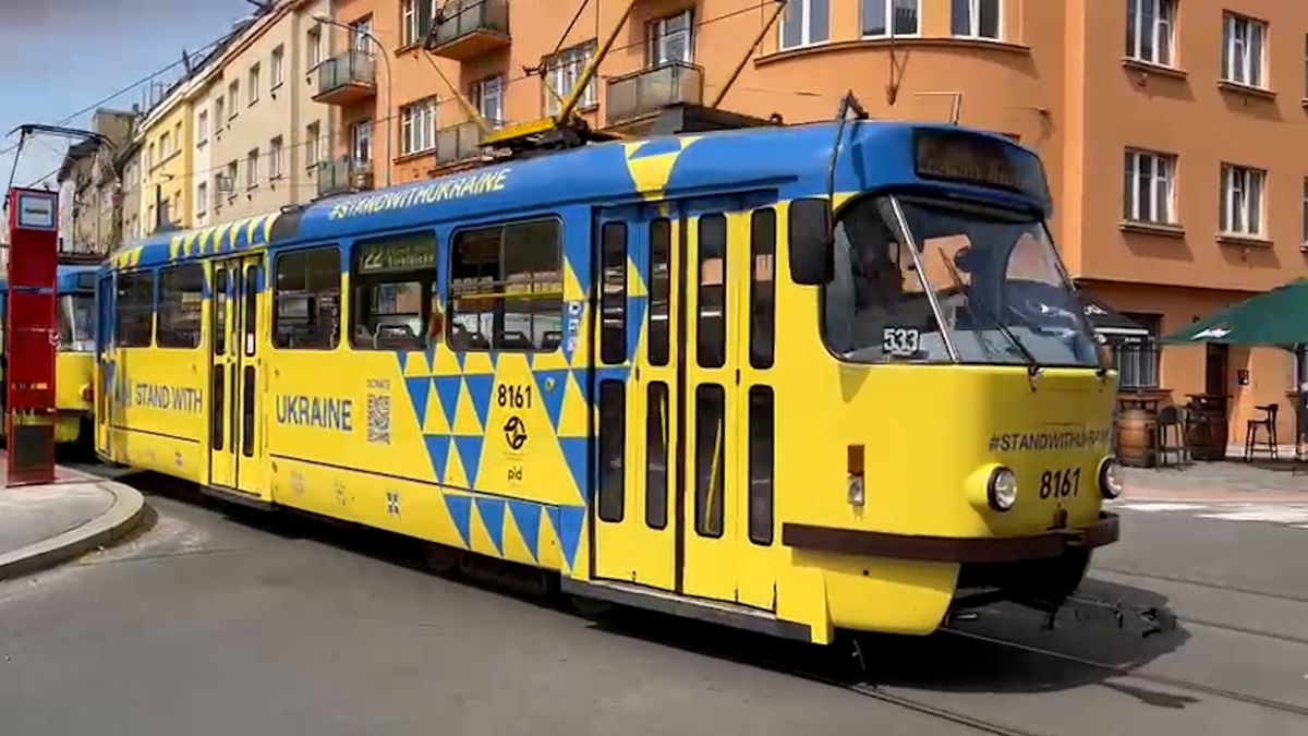 Po Praze jezdí tramvaj v ukrajinských barvách
