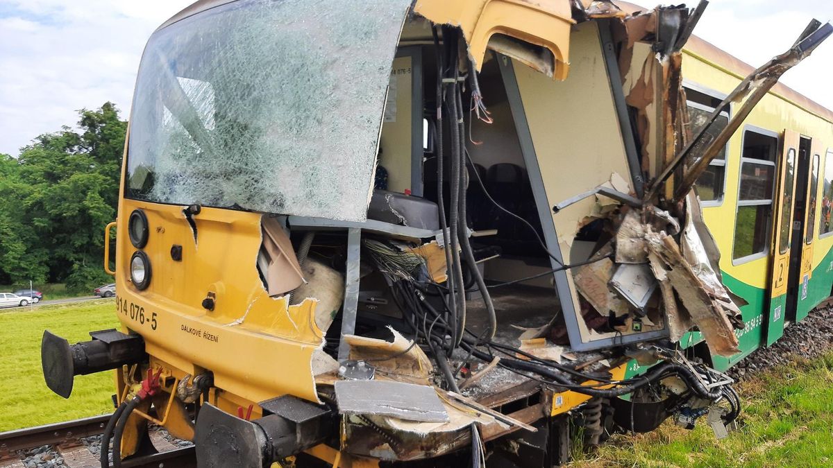 Vlak se na Kroměřížsku srazil s kamionem a vykolejil, devět zraněných
