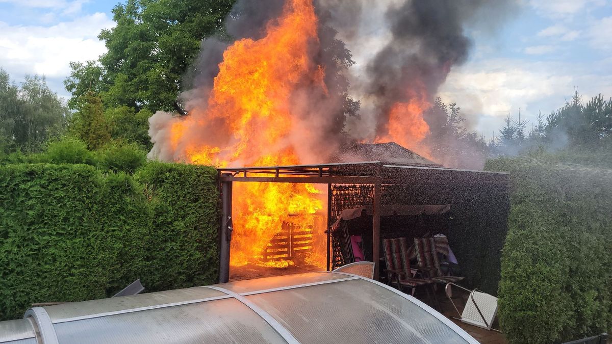 V Bohumíně hořela chata, zasahovaly tři jednotky hasičů