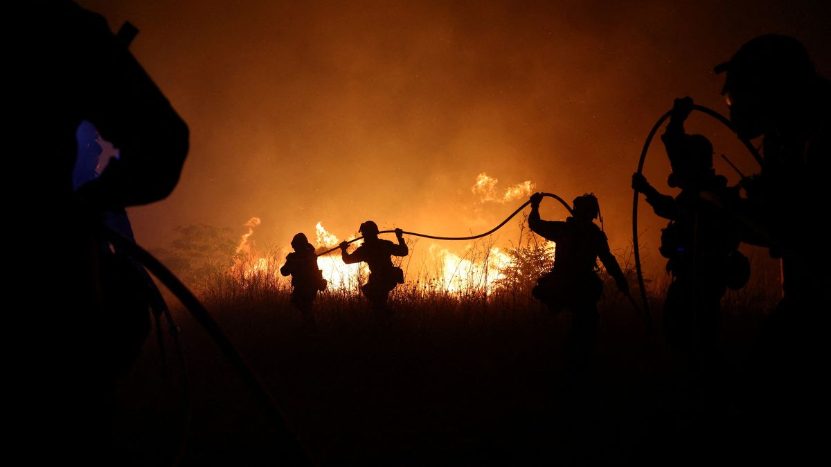 FOTO: Boj s požáry v Řecku neustává. Práci hasičů komplikuje silný vítr
