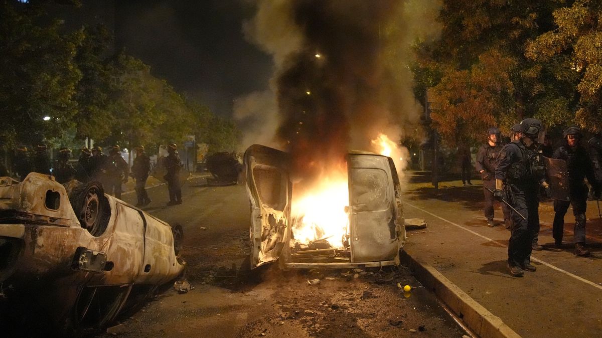 Demonstranti v několika francouzských městech opět zapalovali auta