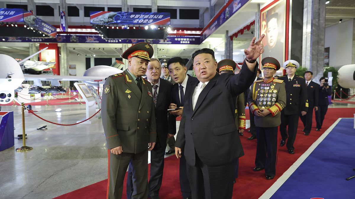 Kim se Šojguovi pochlubil zakázanými raketami. Od Putina dostal dopis