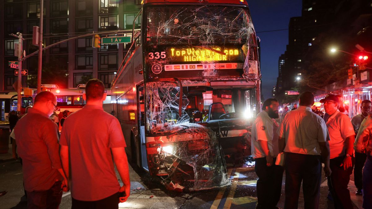 V New Yorku se srazily dva plně obsazené autobusy. Raněných jsou desítky