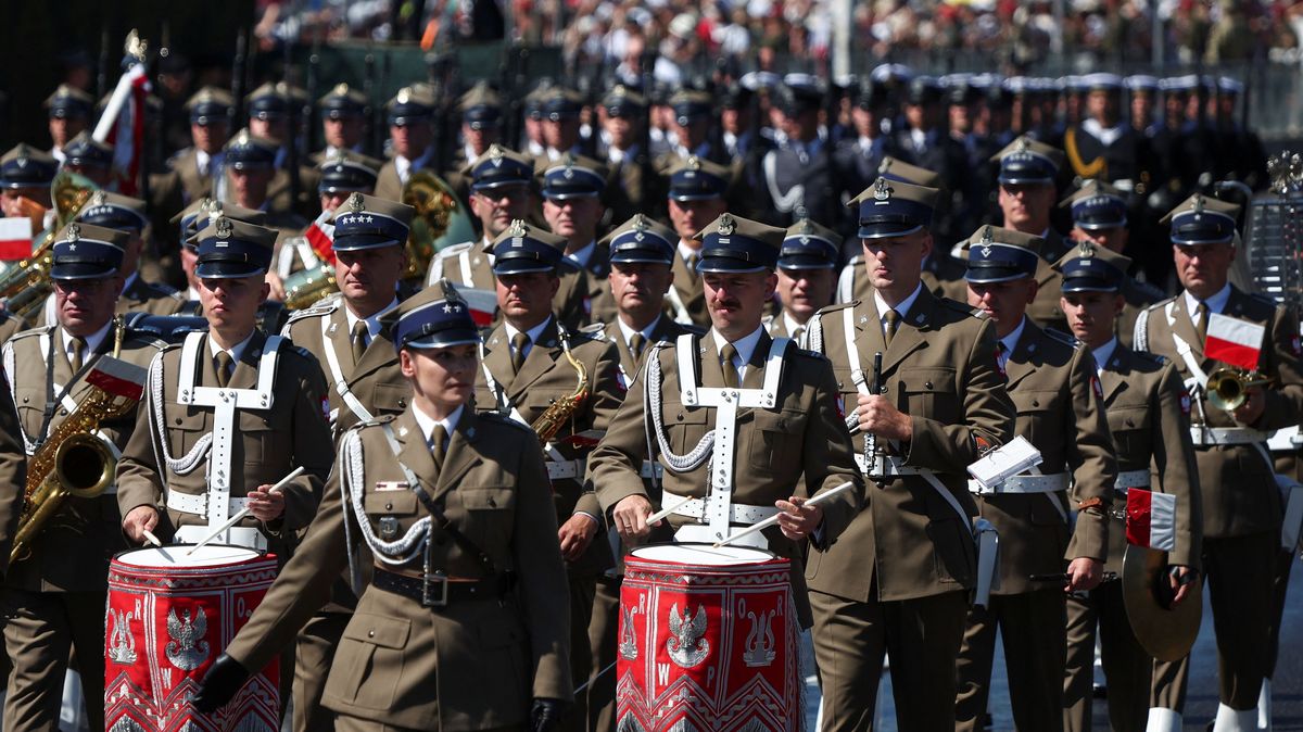 Velká vojenská přehlídka ve Varšavě. Poláci ukazují svou sílu
