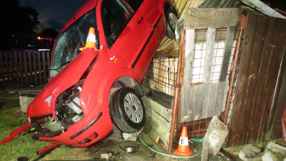 Opilý 18letý řidič porazil autem na Jičínsku sloup, proletěl plotem a přistál na stodole