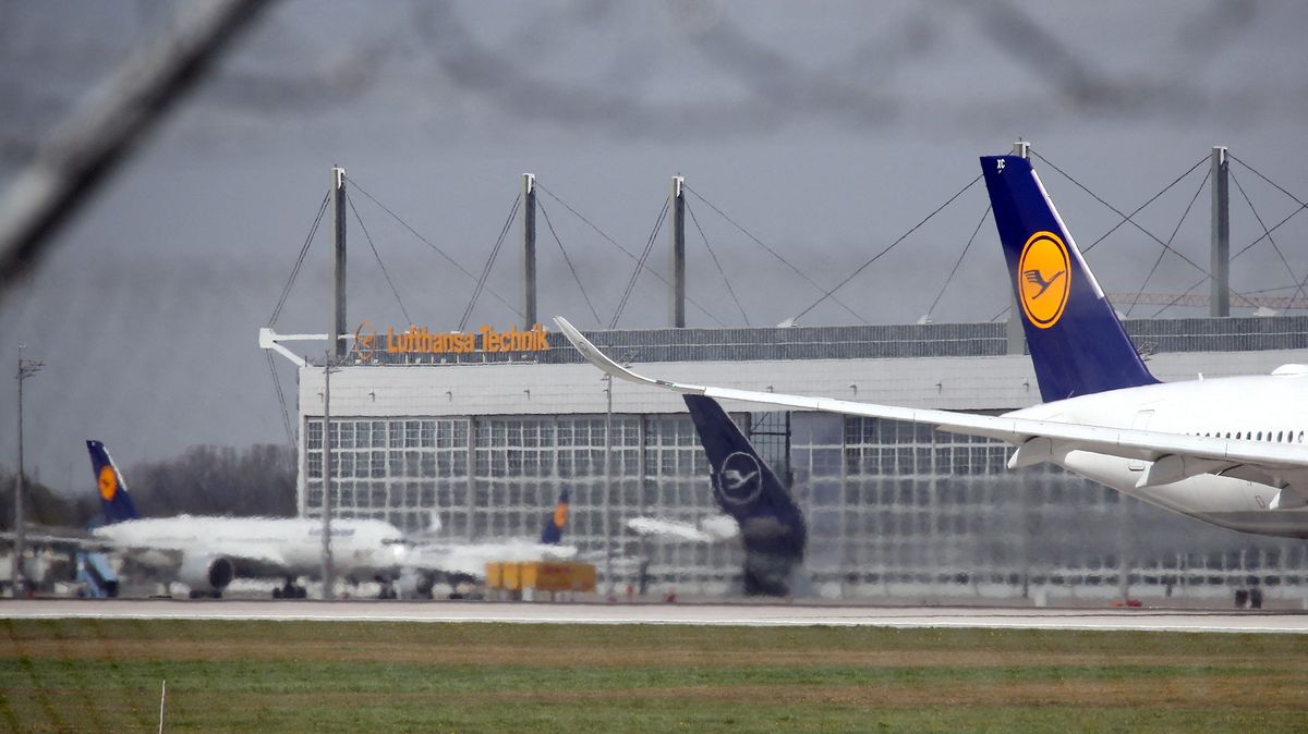 Pasažérka se v letadle před startem z Mnichova svlékla do naha a kousla zasahujícího policistu