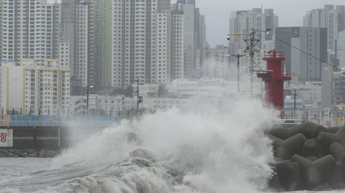 Tajfun Khanun dorazil do Jižní Koreje, přinesl déšť a silný vítr