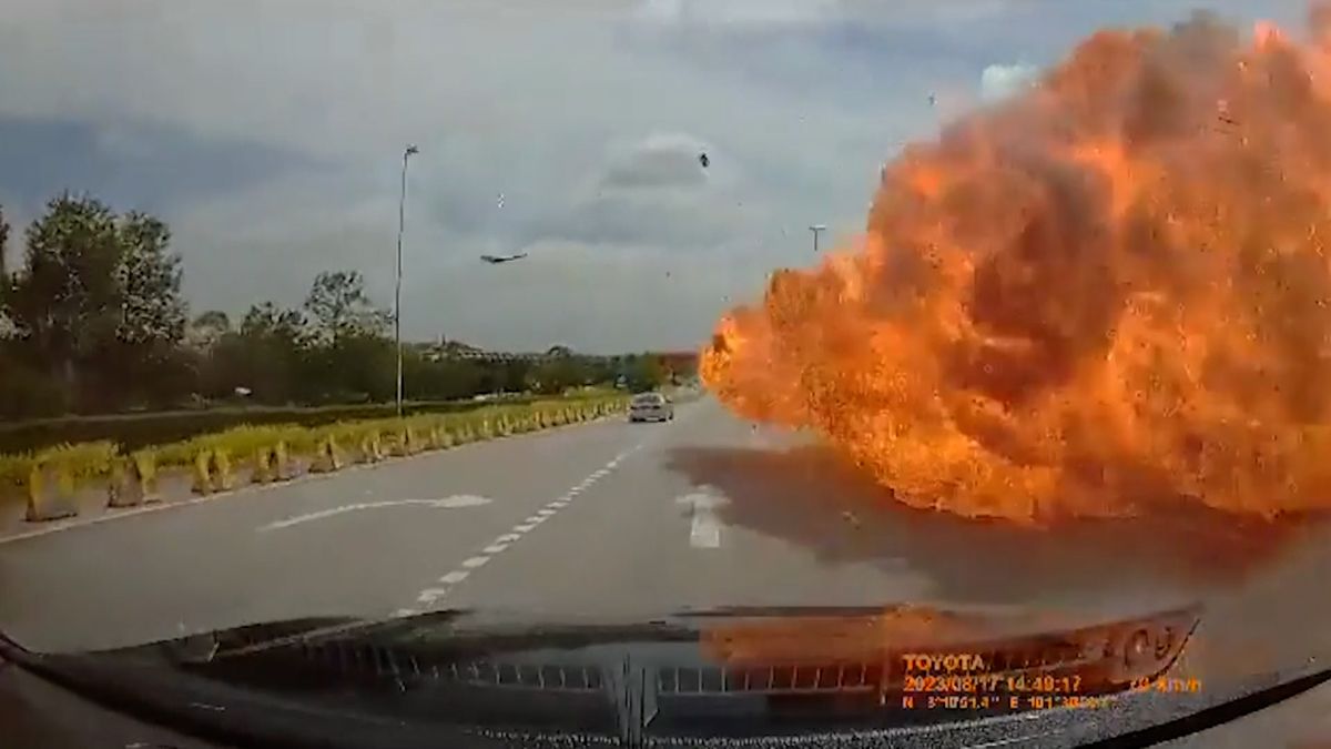 Kamera zachytila pád letadla v Malajsii, na dálnici smetlo auto a motorku