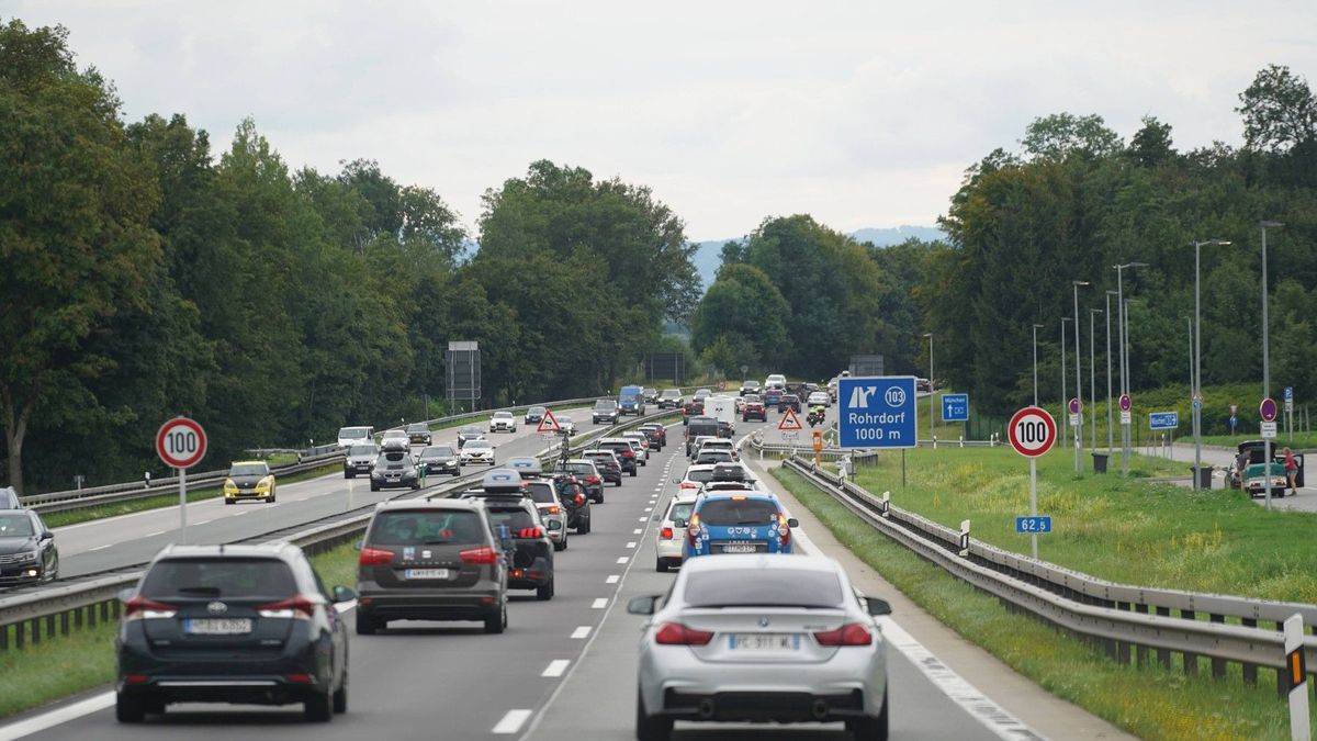 Auta zablokovala na německé dálnici uličku. Lékař sundal z nosiče kolo a dojel ke zraněným