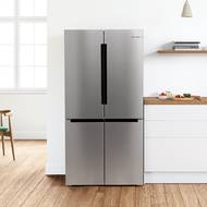 Velká, dvoukřídlá lednice s povrchem v nerezu připomíná vybavení gastroprovozů.