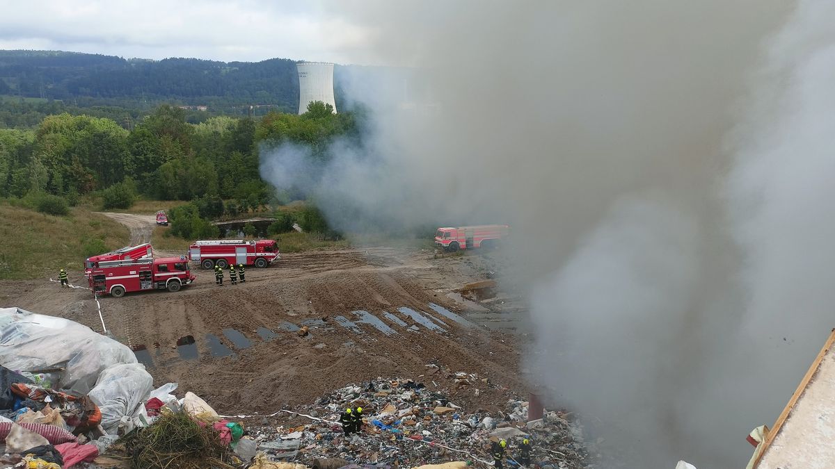 Hoří skládka odpadu na Sokolovsku, dým je vidět kilometry daleko