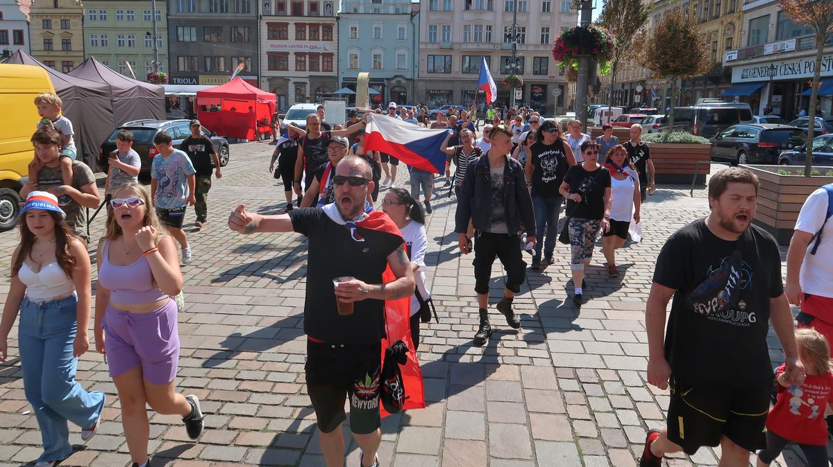 Protiukrajinský protest v Plzni. Táhněte domů, vykřikovala zhruba stovka lidí