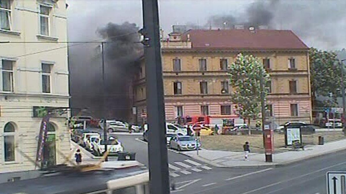 Hustý černý dým a evakuace, v pražské Libni hoří dům