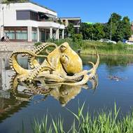 Socha Chobotnice od Viktora Paluše hlídá jezírko u náměstí v Dolních Břežanech.