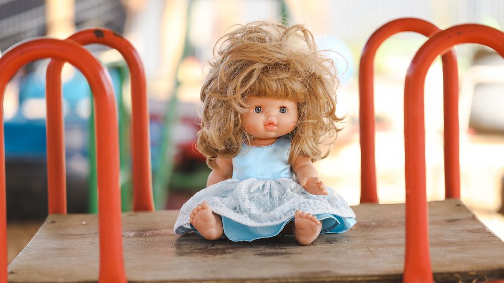 A pilot brings a doll forgotten halfway around the world to a nine-year-old girl