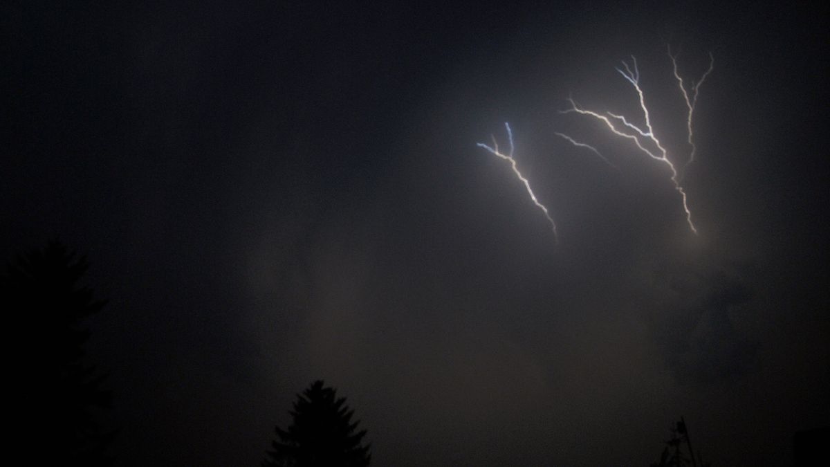Česko večer zasáhnou silné bouřky, varovali meteorologové