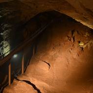 U Nového Athosu se nachází také velká krasová jeskyně, která je od roku 1975 významnou turistickou atrakcí. Neláká ale jen svou přirozenou krásou, ale i jedním poměrně bizarním úkazem. Jezdí tu totiž metro. Má celkem tři stanice, přičemž první je u vstupu a další dvě v síních jeskyně. Trať je dlouhá 1,29 kilometru.