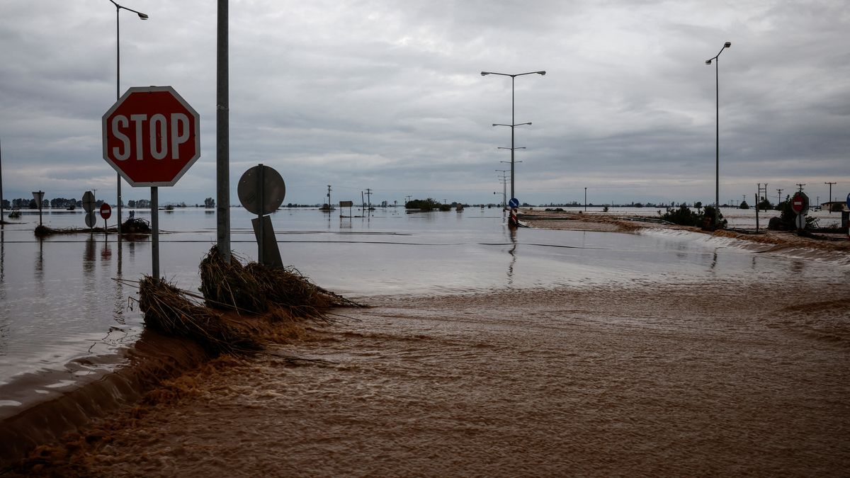 Z řeckého města je po bouřích jezero, další vesnice jsou stále odříznuté
