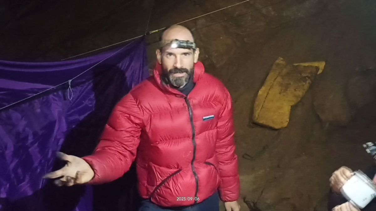 Speleolog v Turecku uvázl kilometr pod zemí