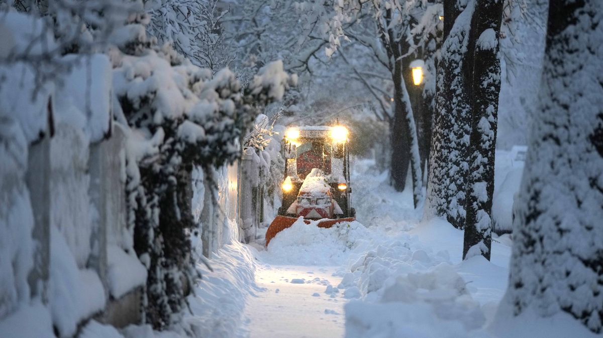 Sníh a led ochromily dopravu na jihu Německa, lidé spali ve vlacích