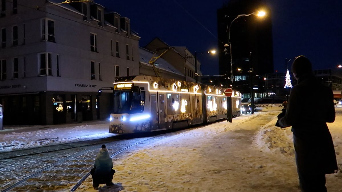 Plzeň brázdí takřka 30metrová adventní tramvaj